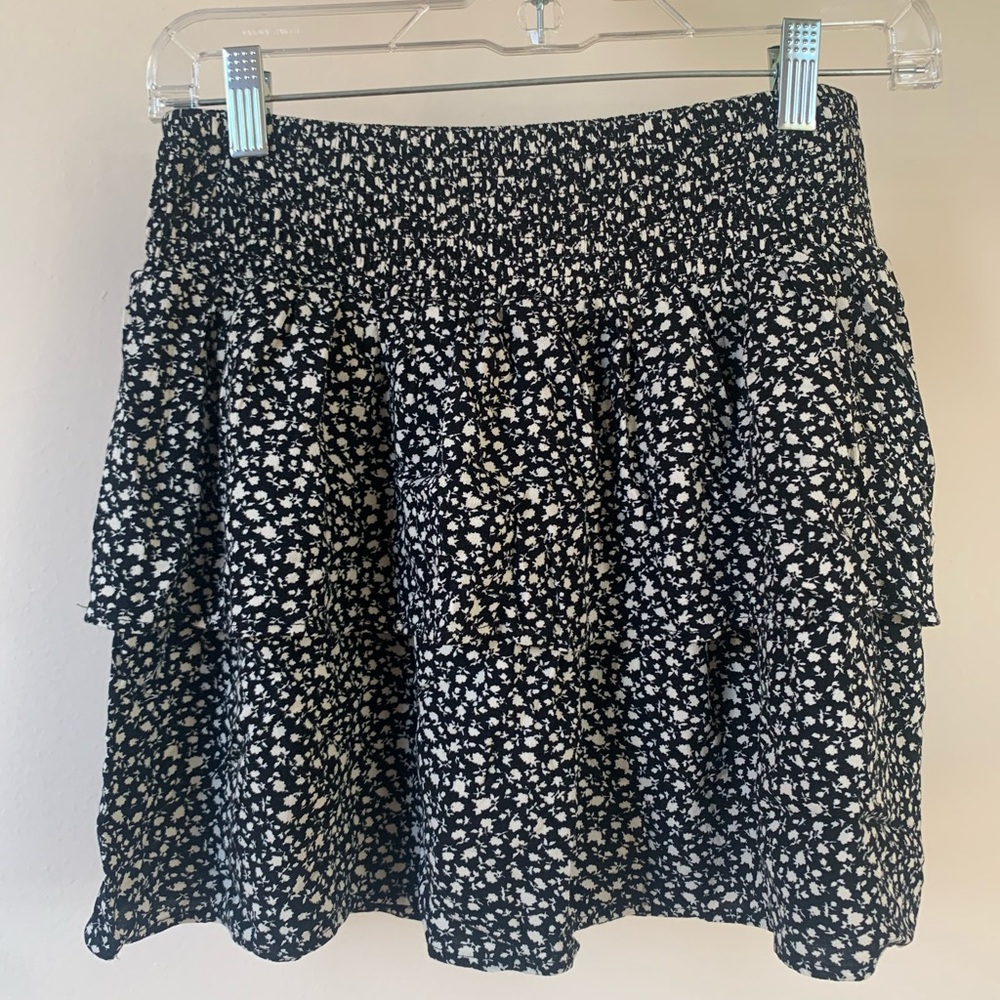 AMERICAN EAGLE BLACK & WHITE PATTERNED RUFFLE TIERED MINI SKIRT IN SIZE SMALL